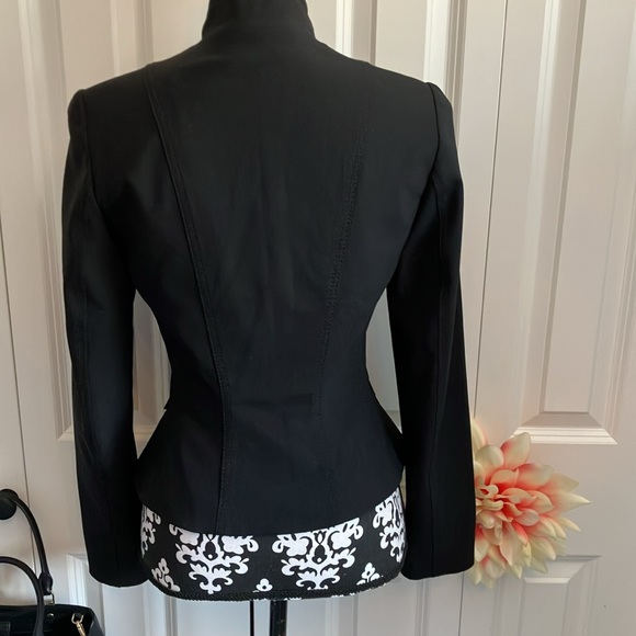 Fabulous Elie Tahari black jacket w/great lines&stitch detail & hook&eye closure - Picture 7 of 16